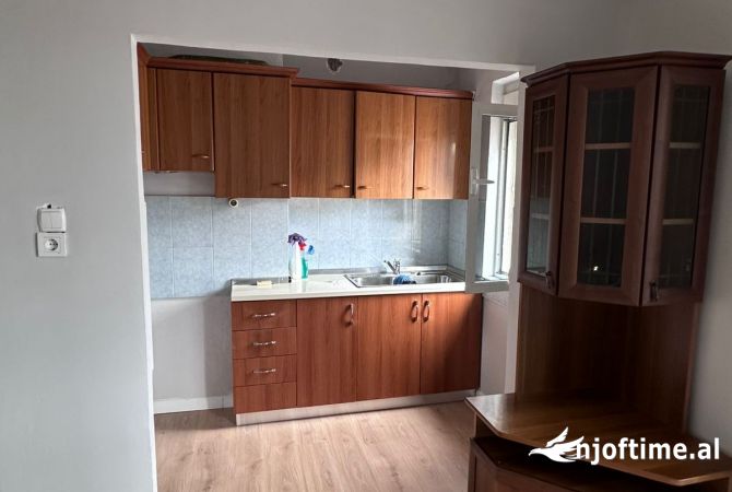 Shtepi ne shitje Apartament ne Tirane, 1+1, Mobilimi E mobiluar, Pagesa 77,000  Euro.