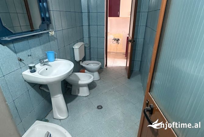 Shtepi me qera Apartament ne Tirane, 2+1, Mobilimi E mobiluar, Pagesa 400  Euro.