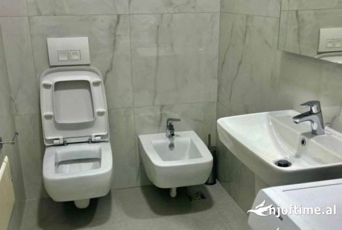 Shtepi me qera Apartament ne Tirane, 2+1, Mobilimi E mobiluar, Pagesa 1,200  Euro.