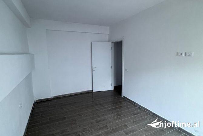 Shtepi ne shitje Apartament ne Tirane, 2+1, Mobilimi E mobiluar, Pagesa 185,000  Euro.