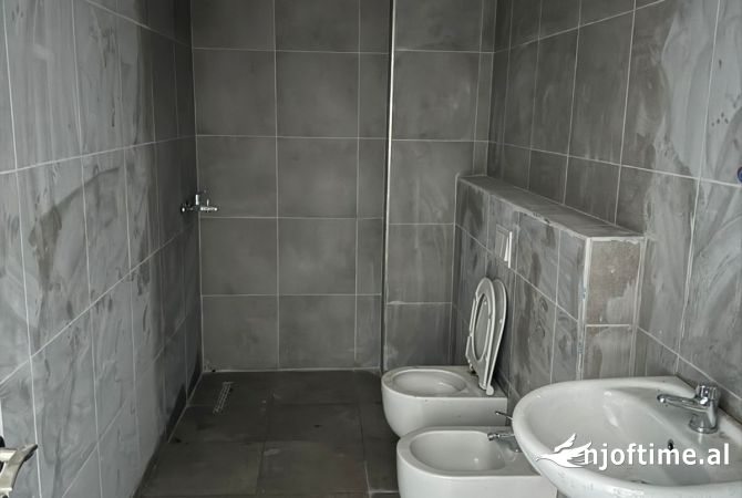 Shtepi ne shitje Apartament ne Tirane, 2+1, Mobilimi E mobiluar, Pagesa 185,000  Euro.