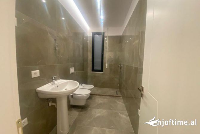Shtepi ne shitje Apartament ne Tirane, 2+1, Mobilimi Bosh, pa mobiluar, Pagesa 189,000  Euro.