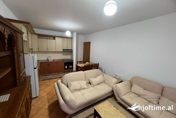 Shtepi me qera Apartament ne Tirane, 2+1, Mobilimi E mobiluar, Pagesa 470  Euro.