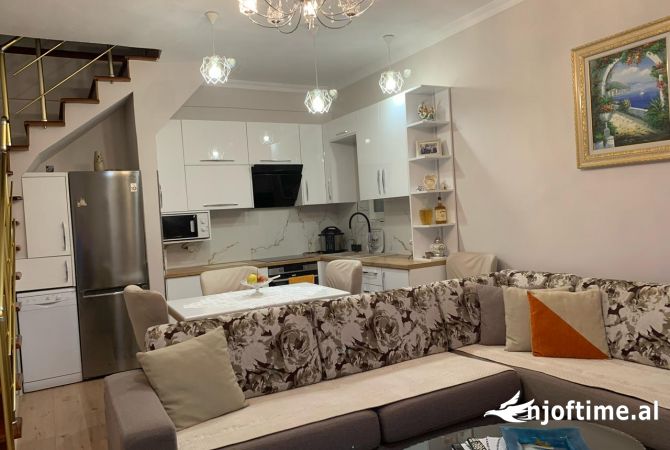 Shtepi me qera Apartament ne Tirane, 3+1, Mobilimi E mobiluar, Pagesa 800  Euro.