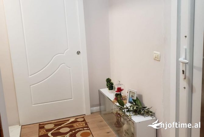 Shtepi me qera Apartament ne Tirane, 3+1, Mobilimi E mobiluar, Pagesa 800  Euro.
