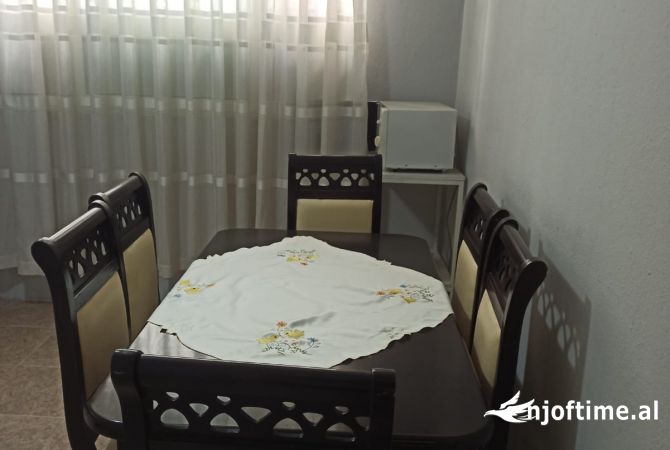 Shtepi me qera Apartament ne Tirane, 2+1, Mobilimi E mobiluar, Pagesa 500  Euro.
