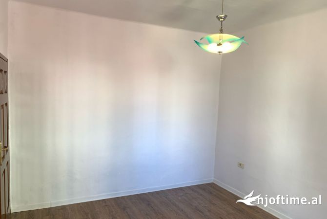 Jepet me qira ambient zyre tek rruga e durresit 