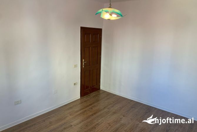 Jepet me qira ambient zyre tek rruga e durresit 