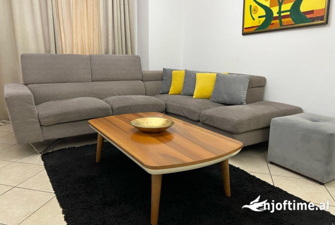 Shtepi me qera 2+1 ne Tirane - 680 Euro