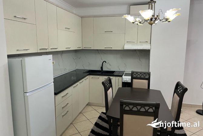 Shtepi me qera Apartament ne Tirane, 2+1, Mobilimi E mobiluar, Pagesa 680  Euro.