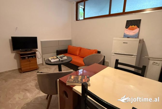 Shtepi ne shitje Apartament ne Tirane, Garsoniere, Mobilimi E mobiluar, Pagesa 35,000  Euro.