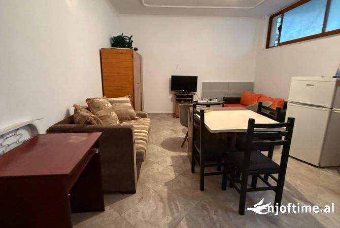 Shtepi ne shitje Apartament ne Tirane, Garsoniere, Mobilimi E mobiluar, Pagesa 35,000  Euro.