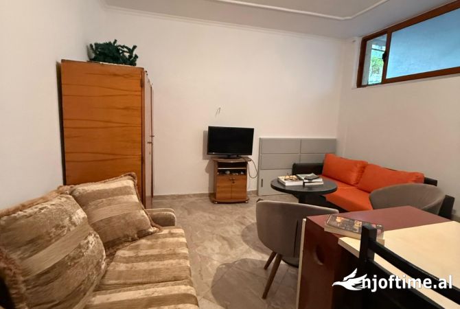 Shtepi ne shitje Apartament ne Tirane, Garsoniere, Mobilimi E mobiluar, Pagesa 35,000  Euro.