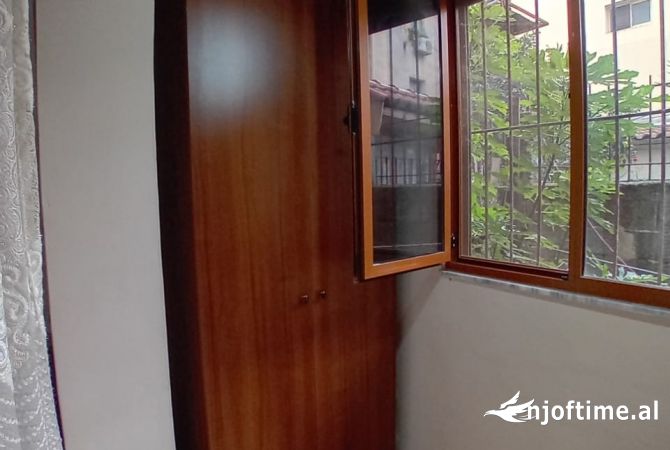 Shtepi me qera Apartament ne Tirane, 1+1, Mobilimi E mobiluar, Pagesa 450  Euro.