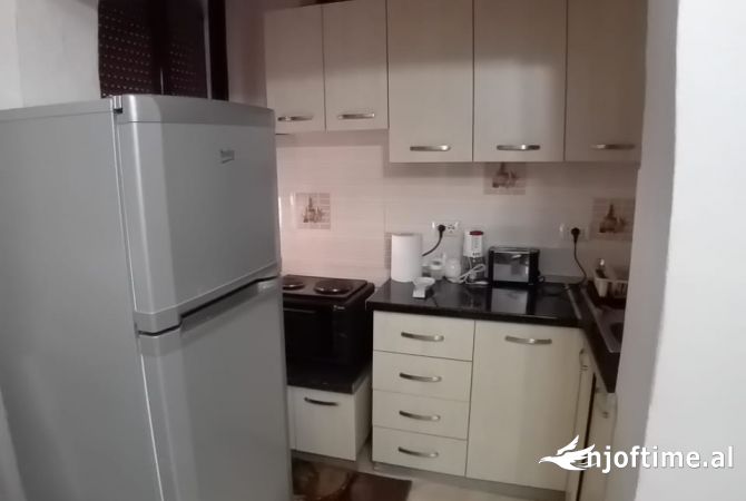 Shtepi me qera Apartament ne Tirane, 1+1, Mobilimi E mobiluar, Pagesa 450  Euro.