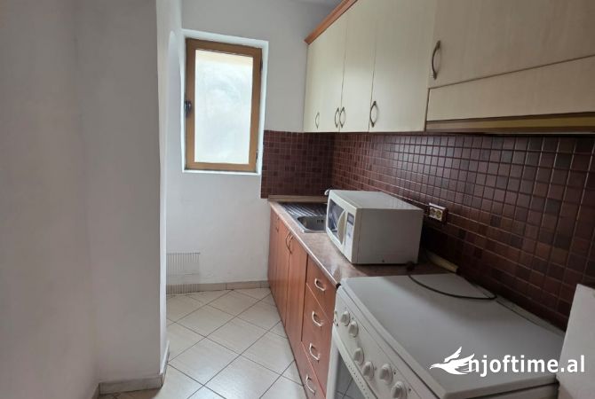 Shtepi ne shitje Apartament ne Tirane, 1+1, Mobilimi Pjeserisht e mobiluar, Pagesa 95,000  Euro.