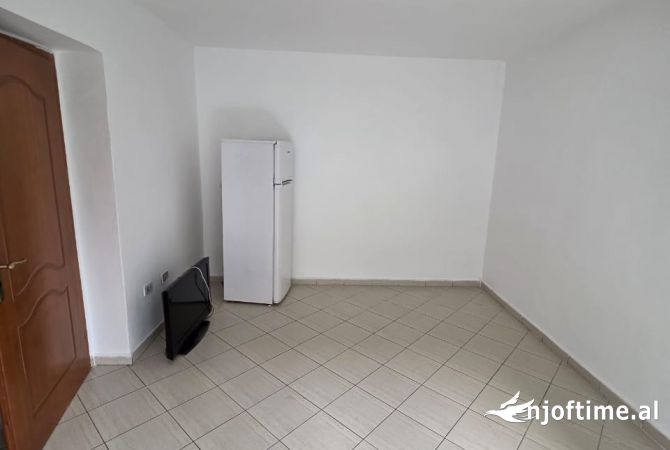 Shtepi ne shitje Apartament ne Tirane, 1+1, Mobilimi Pjeserisht e mobiluar, Pagesa 95,000  Euro.