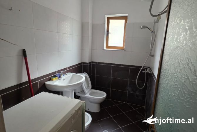 Shtepi ne shitje Apartament ne Tirane, 1+1, Mobilimi Pjeserisht e mobiluar, Pagesa 95,000  Euro.
