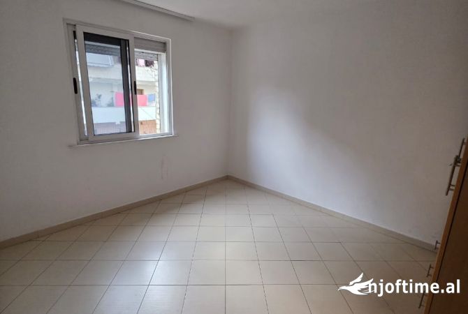 Shtepi ne shitje Apartament ne Tirane, 1+1, Mobilimi Pjeserisht e mobiluar, Pagesa 95,000  Euro.