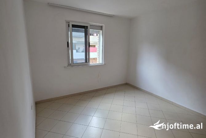 Shtepi ne shitje Apartament ne Tirane, 1+1, Mobilimi Pjeserisht e mobiluar, Pagesa 95,000  Euro.