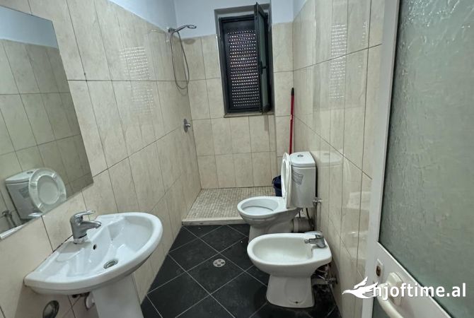 Shtepi ne shitje Apartament ne Tirane, 1+1, Mobilimi Bosh, pa mobiluar, Pagesa 114,000  Euro.