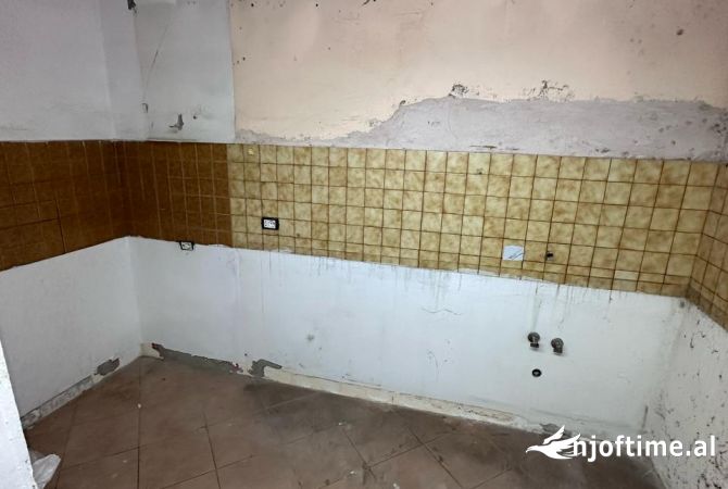 Shtepi ne shitje Apartament ne Tirane, 1+1, Mobilimi Bosh, pa mobiluar, Pagesa 114,000  Euro.
