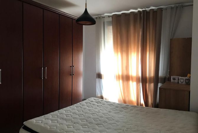 Shtepi me qera Apartament ne Tirane, 2+1, Mobilimi E mobiluar, Pagesa 500  Euro.