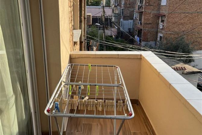 Shtepi ne shitje Apartament ne Tirane, 2+1, Mobilimi E mobiluar, Pagesa 160,000  Euro.