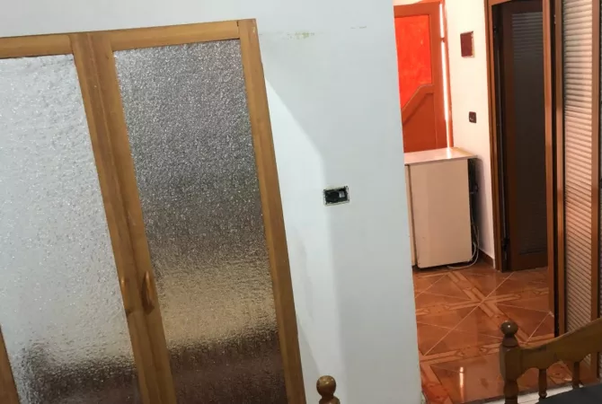 Shtepi me qera Apartament ne Tirane, 2+1, Mobilimi E mobiluar, Pagesa 350  Euro.