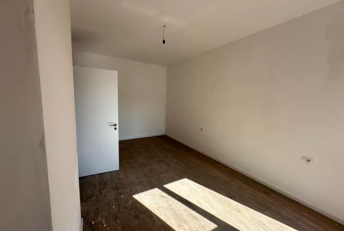 Shtepi ne shitje Apartament ne Tirane, 1+1, Mobilimi Bosh, pa mobiluar, Pagesa 103,000  Euro.