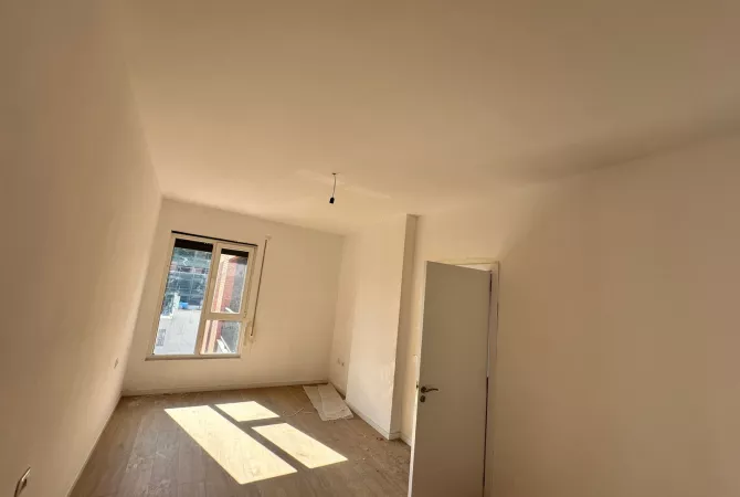 Shtepi ne shitje Apartament ne Tirane, 1+1, Mobilimi Bosh, pa mobiluar, Pagesa 103,000  Euro.