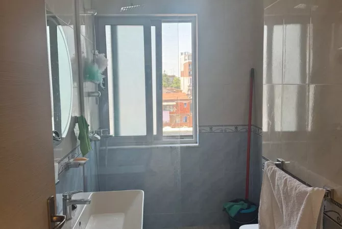 Shtepi me qera Apartament ne Tirane, 2+1, Mobilimi E mobiluar, Pagesa 650  Euro.