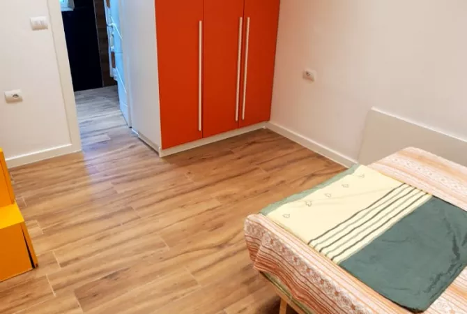 AMBIENT BIZNESI ME QERA - TEK MEDRESEJA, NGJITUR ME KLINIKEN GREKE,