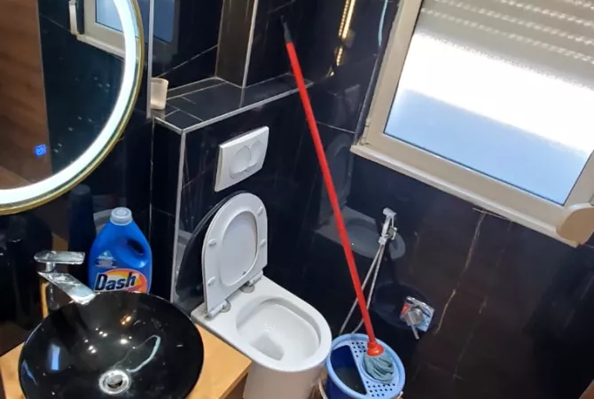 AMBIENT BIZNESI ME QERA - TEK MEDRESEJA, NGJITUR ME KLINIKEN GREKE,