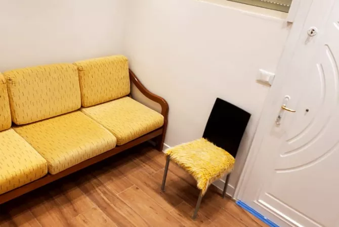 AMBIENT BIZNESI ME QERA - TEK MEDRESEJA, NGJITUR ME KLINIKEN GREKE,