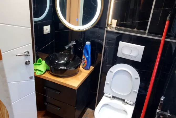 AMBIENT BIZNESI ME QERA - TEK MEDRESEJA, NGJITUR ME KLINIKEN GREKE,