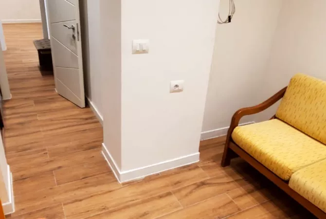 AMBIENT BIZNESI ME QERA - TEK MEDRESEJA, NGJITUR ME KLINIKEN GREKE,