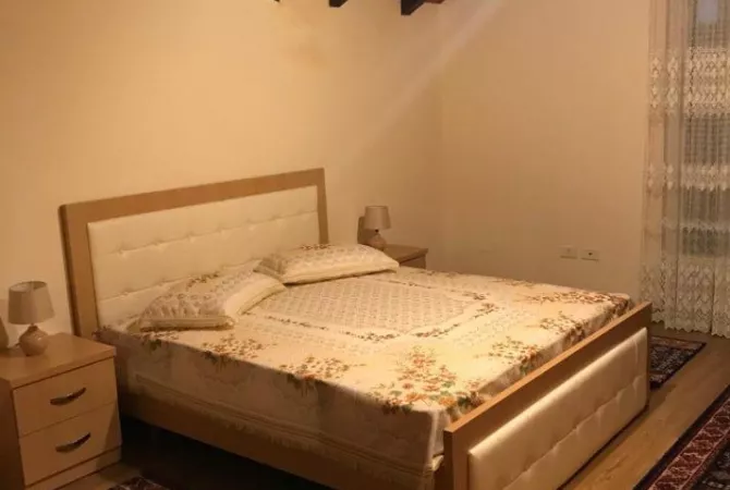 Shtepi me qera Apartament ne Tirane, 3+1, Mobilimi E mobiluar, Pagesa 550  Euro.