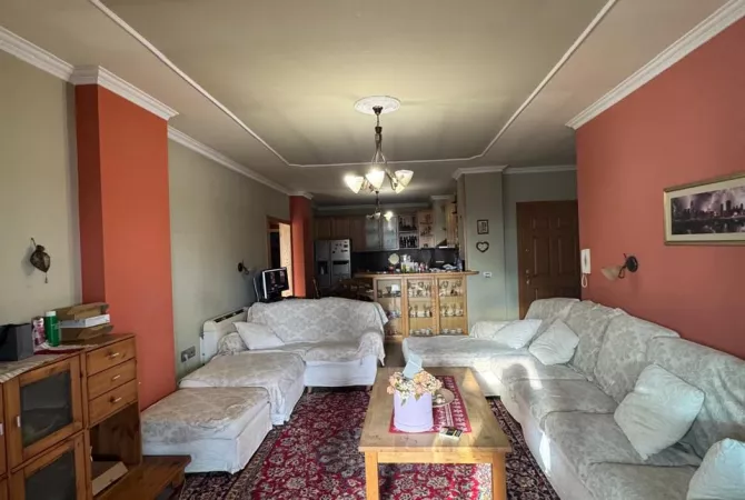 Shtepi ne shitje Apartament ne Tirane, 2+1, Mobilimi E mobiluar, Pagesa 150,000  Euro.