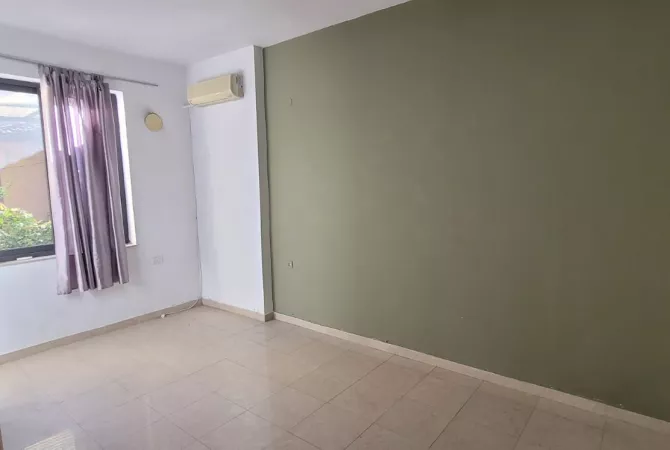 Shtepi me qera Shtepi Private ne Tirane, 3+1, Mobilimi Bosh, pa mobiluar, Pagesa 1,500  Euro.