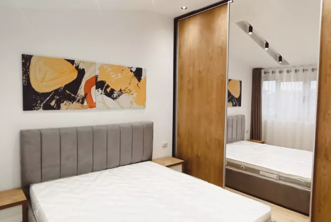 Shtepi ne shitje Apartament ne Tirane, 1+1, Mobilimi E mobiluar, Pagesa 93,000  Euro.