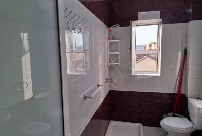 Shtepi me qera Apartament ne Tirane, 1+1, Mobilimi E mobiluar, Pagesa 550  Euro.