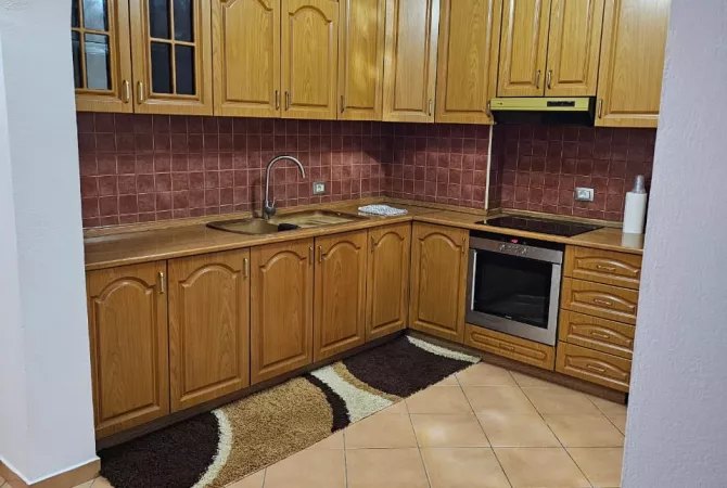 Shtepi me qera Apartament ne Tirane, 3+1, Mobilimi E mobiluar, Pagesa 550  Euro.