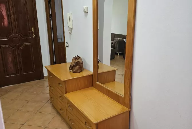 Shtepi me qera Apartament ne Tirane, 3+1, Mobilimi E mobiluar, Pagesa 550  Euro.