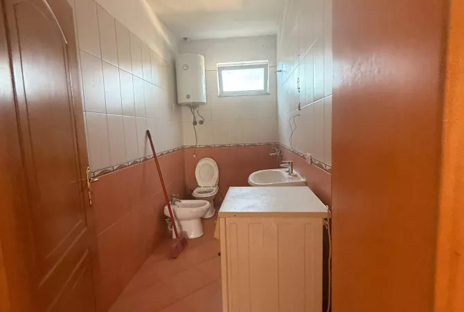 Shtepi me qera Apartament ne Tirane, 3+1, Mobilimi Pjeserisht e mobiluar, Pagesa 400  Euro.