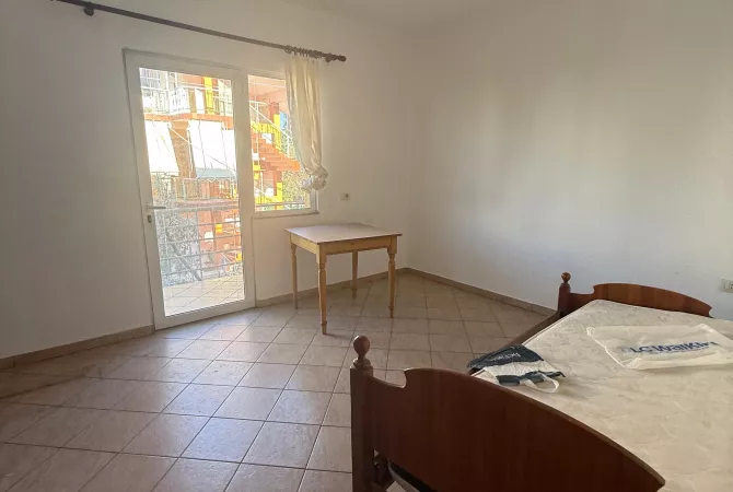 Shtepi me qera Apartament ne Tirane, 3+1, Mobilimi Pjeserisht e mobiluar, Pagesa 400  Euro.
