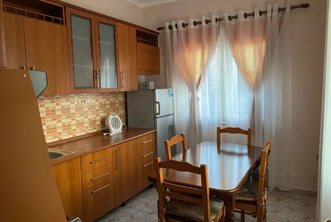 Shtepi me qera Apartament ne Tirane, 4+1, Mobilimi E mobiluar, Pagesa 450  Euro.