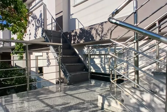 Shtepi me qera Apartament ne Tirane, 2+1, Mobilimi E mobiluar, Pagesa 550  Euro.