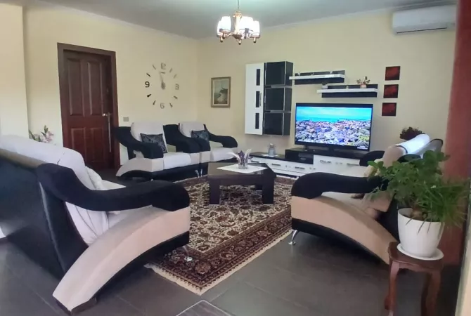 Shtepi me qera Apartament ne Tirane, 2+1, Mobilimi E mobiluar, Pagesa 550  Euro.