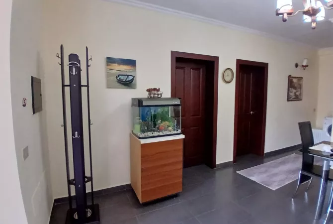 Shtepi me qera Apartament ne Tirane, 2+1, Mobilimi E mobiluar, Pagesa 550  Euro.